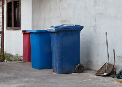 垃圾箱和摄影照片_蓝色、红色垃圾箱、回收箱、垃圾桶和公立医院。