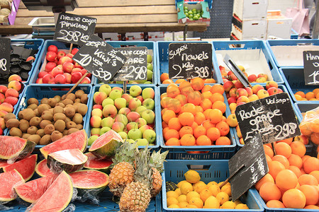 市场摊位上的新鲜水果