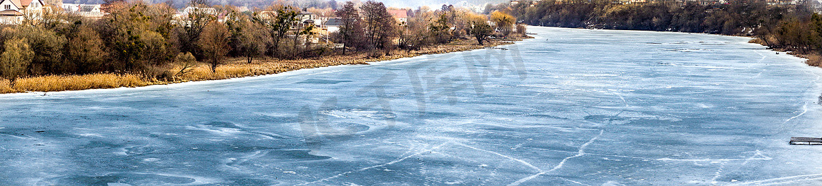 冬天河里结满了冰。