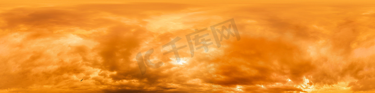 球形脉络摄影照片_金色发光的红色橙色阴沉的日落天空全景。 