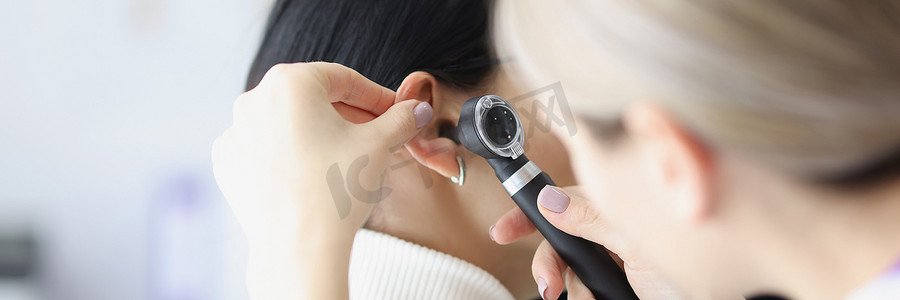 女性耳鼻喉科医生检查耳朵的特写