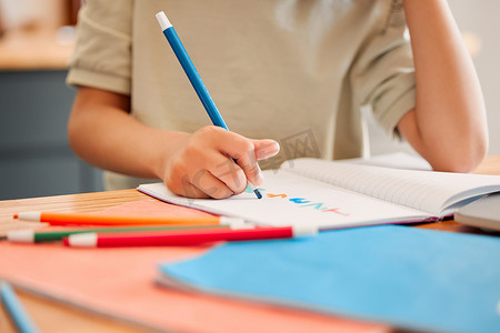 学生在书本上画画，学习数学并在笔记本上进行计算，以便在学校的课堂上进行教育。
