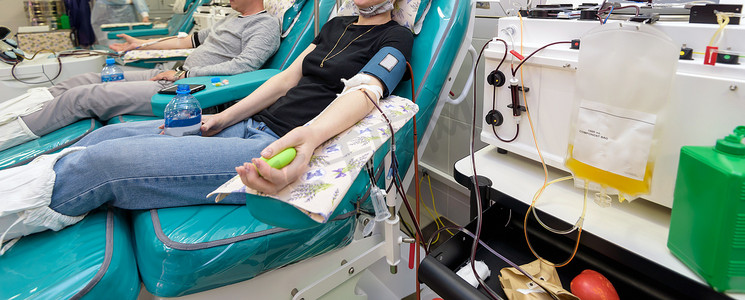 一名献血者坐在扶手椅上在输血站献血