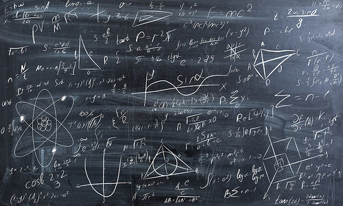 公式摄影照片_黑板上刻有物理和数学的科学公式和计算。