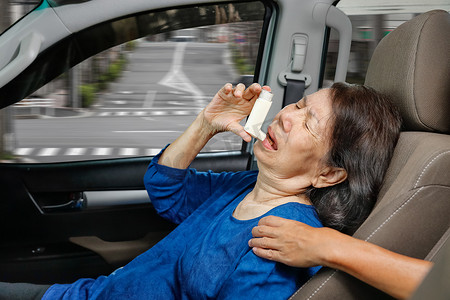 老妇在路上拿着哮喘喷雾在车内窒息