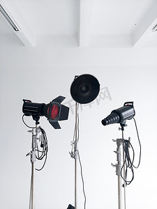 现代摄影工作室天幕上的专业照明设备、闪光灯、C 型支架。
