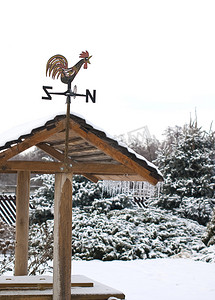 冬天屋摄影照片_冬天房子屋顶上的风向标