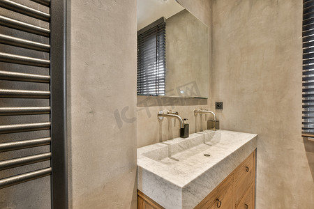 洗手池疏通摄影照片_洗手池和镜子靠近浴室门