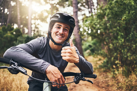 行可以摄影照片_骑山地自行车的男子骑手快乐骑行或户外健身、健康和健康锻炼训练。