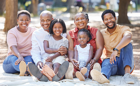 爱、微笑和黑人家庭在户外结合在一起，放松和快乐，在公园或森林里野餐。