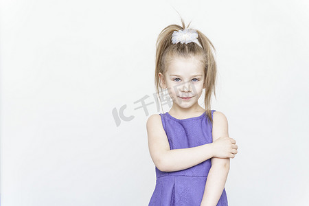 浅色背景中一个可爱的 5 岁女孩的肖像