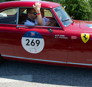 法拉利 212 INTER EUROPA PINIFARINA 1953 年驾驶一辆旧赛车参加 2022 年著名意大利历史赛事 Mille Miglia 拉力赛（1927-1957 年）