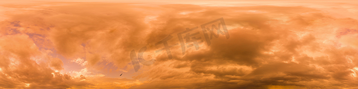 金色发光的红色橙色阴沉的日落天空全景。 