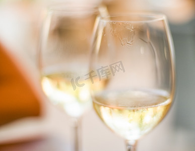 巴黎餐厅的法国白葡萄酒，旅行体验