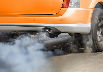 灰色汽车摄影照片_道路上汽车排气管造成的空气污染