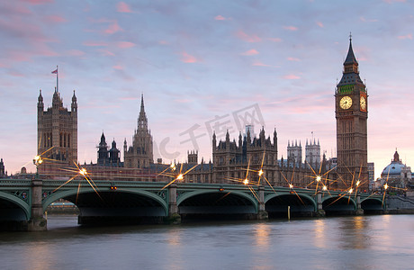 大本钟是伦敦和英格兰最著名的标志之一，如夜间所示