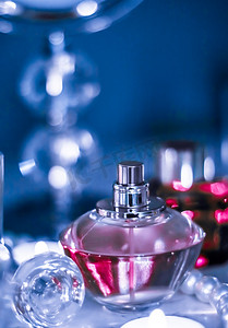 夜间魅力梳妆台上的香水瓶和复古香水、珍珠首饰和香水作为节日礼物、奢华美容品牌礼物