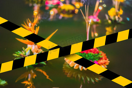 水灯节，人们购买鲜花和蜡烛点燃并漂浮在水面上，以庆祝泰国Covid-19检疫黄色胶带的水灯节。