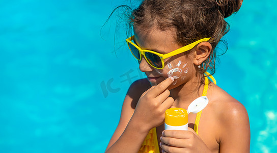 孩子脸上泳池附近的防晒霜。