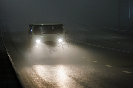 夜间雾路上行驶的小型苏联小型货车