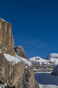 塞拉山 (Sella Mountain) 上的 Boè，从多洛米蒂山 (Dolomites) 的塞拉霍赫 (Sellajoch) 的帕索塞尔 (Passo Sell) 眺望。