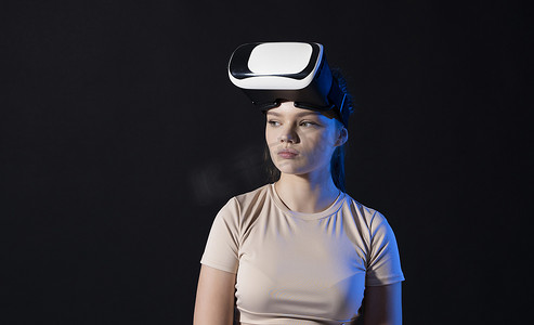 戴着 VR 耳机进行新建筑项目工作设计的黑发女建筑师工人的肖像。