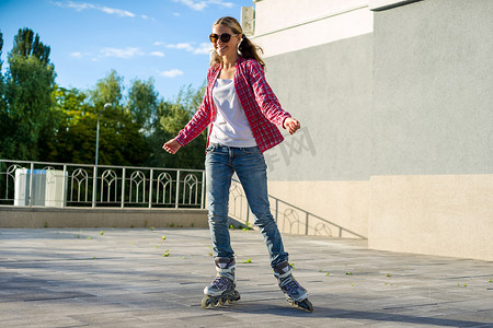穿着四轮溜冰鞋的活跃运动青少年女孩