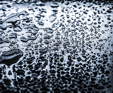 水纹理抽象背景、银玻璃上的水滴作为科学宏观元素、雨天和自然表面艺术背景的环境品牌设计