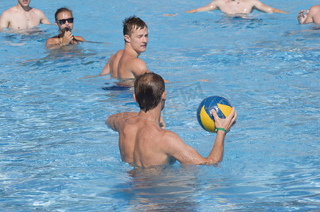 埃及沙姆沙伊赫，2012 年 6 月 6 日，人们在泳池里打排球
