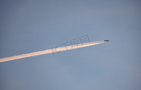 飞机飞行线摄影照片_飞机在天空的喷气机