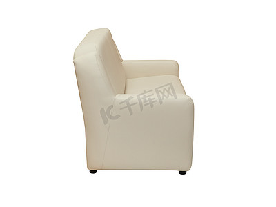 米色皮革沙发，复古风格，白色背景，侧视图