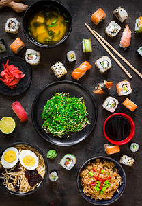 手绘日本料理摄影照片_餐桌上供应寿司和传统日本料理