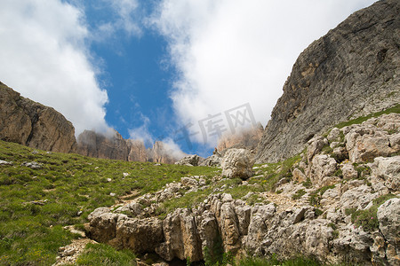 塞拉山上的萨斯·波尔多伊 (Sass Pordoi)，在一个美丽的阳光明媚的日子里，前景是青草。