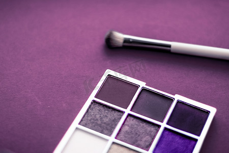 化妆品促销摄影照片_紫色背景的眼影调色板和化妆刷、眼影化妆品产品作为奢华美容品牌促销和假日时尚博客设计