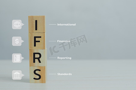 准则封皮摄影照片_木制立方体国际财务报告准则国际财务报告标准与桌子和复制空间。商业财务概念。