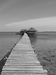印度尼西亚奎笼和浮桥钓鱼（黑白）