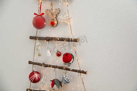 挂在墙上的手工木制圣诞树