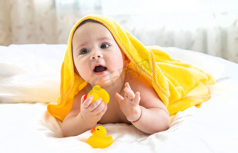 宝宝用毛巾洗澡后。