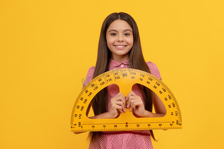 微笑的少女在学校学习数学，手持量角器，角度