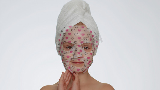 应用化妆品保湿面膜的小女孩、青少年护肤治疗、天然化妆品