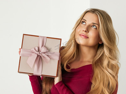 生日摄影照片_生日、迎婴派对、婚礼或豪华美容盒订购的节日礼物，快乐的女人拿着包装好的粉红色礼物