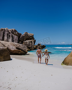 Anse Source dArgent 海滩，拉迪格岛，塞舌尔，无人机鸟瞰拉迪格岛塞舌尔鸟瞰图，成熟夫妇男女在塞舌尔度假
