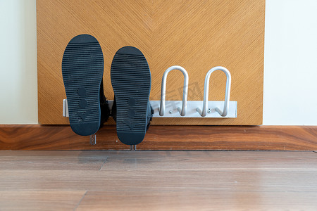 酒店房间壁挂式电烘干机，上面放着鞋子