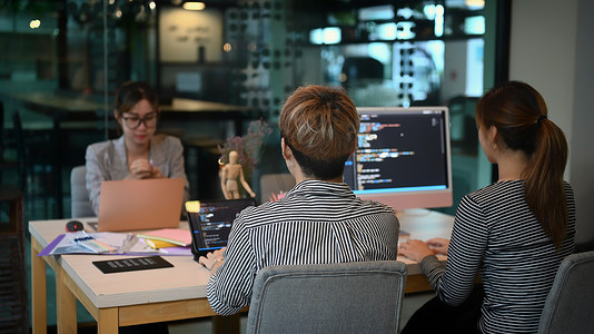 软件开发人员在共同工作空间中进行团队集思广益和编程