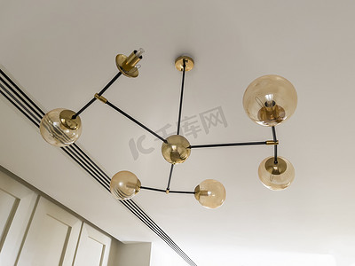 一盏摄影照片_天花板背景上有一盏金色枝形吊灯。