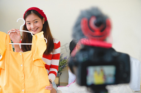 美容亚洲Vlogger博主采访专业DSLR数码相机拍摄视频直播。