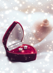 心形珠宝礼盒中的钻石耳环、圣诞节、除夕、情人节和寒假的爱情礼物
