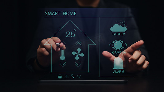 用户在智能家居自动化助手未来界面的虚拟屏幕上控制所有功能。