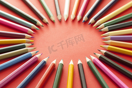 紫色圆圈摄影照片_用锋利的彩色铅笔形成的圆圈