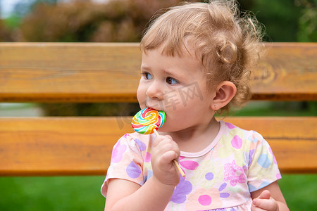 宝宝在公园里吃棒棒糖。